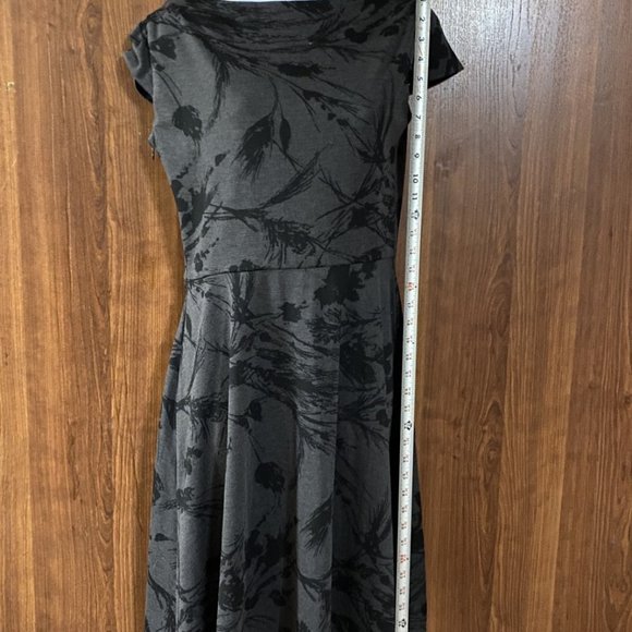 Gray and Black floral short sleeve dress - Picture 6 of 6